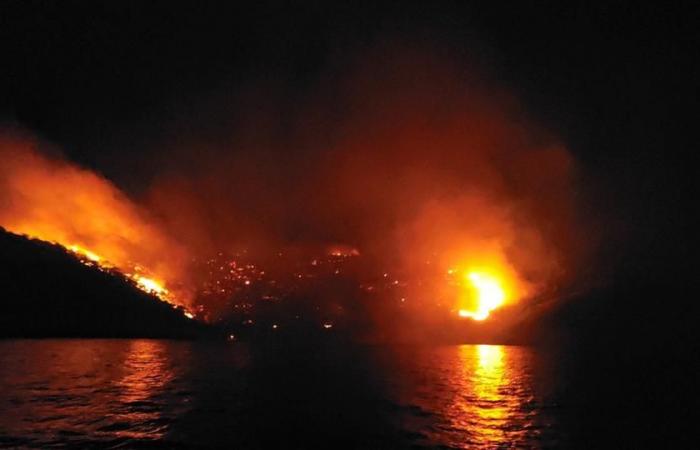 13 personnes poursuivies pour l’incendie de l’île d’Hydra provoqué par des feux d’artifice tirés depuis un yacht
