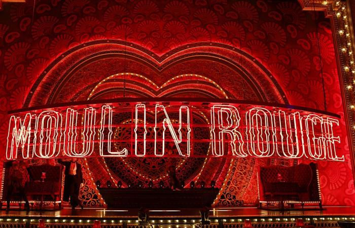 A Paris, le Moulin Rouge accueille de nouvelles ailes éphémères