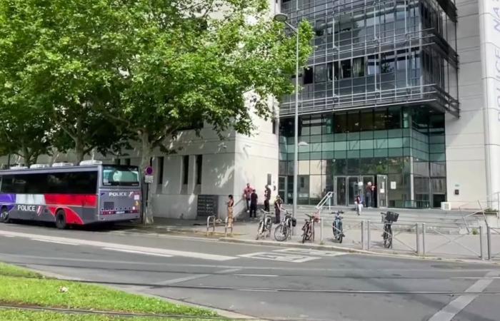 Un bus dédié aux procurations s’installe à Bordeaux pour faire face à l’explosion des demandes