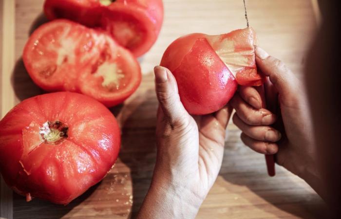 « Soyez prudent, manger la peau des tomates peut avoir des conséquences sur votre santé », prévient le Dr Cocaul – .
