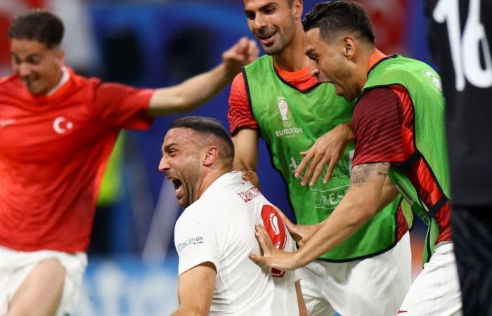 La Turquie bat dix hommes de la République tchèque et se qualifie pour les huitièmes de finale