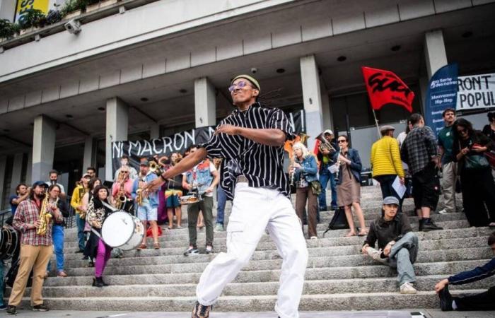 A Brest, plus de 300 personnes chantent et dansent contre l’extrême droite.
