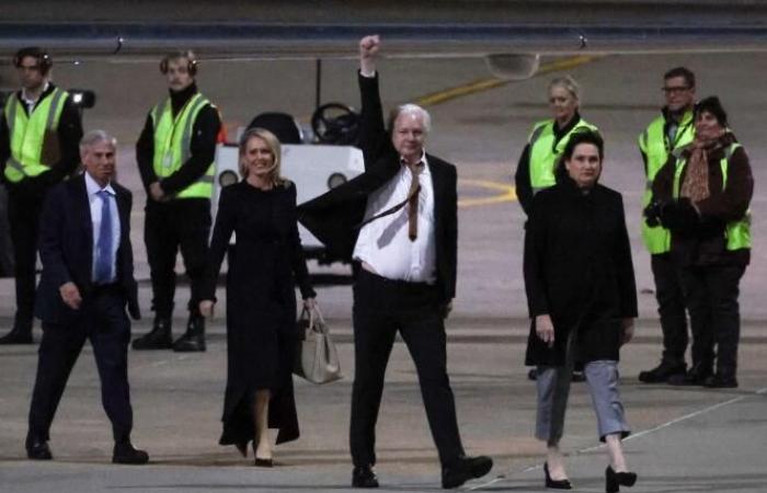 Le retour du « héros » Julian Assange en Australie