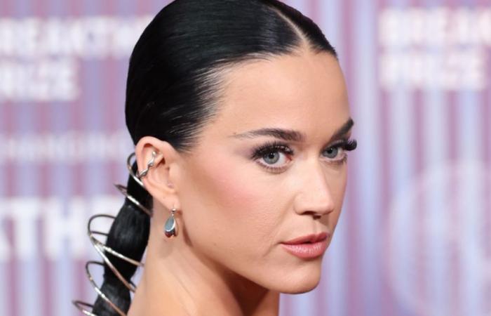 Katy Perry déchaînée sur Chérie FM, elle dévoile sa poitrine dans un top transparent – ​​.