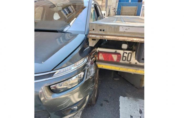 une autre collision entre une voiture et un poids lourd – .