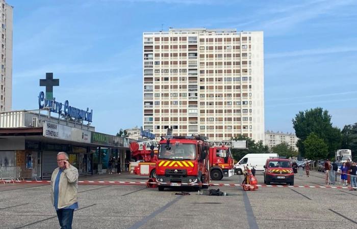 Une voiture-éperonnée détruit plusieurs commerces du quartier des Couronneries à Poitiers