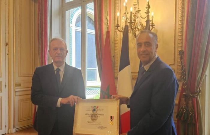 Hammouchi reçoit la Médaille d’Or d’Honneur de la Police Française