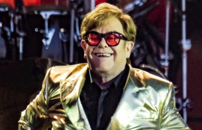 Elton John surprend les fans en vendant ses vêtements en ligne