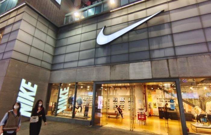 Pourquoi les stocks de Nike sont-ils en baisse ? Les réservoirs géants des baskets atteignent leur plus bas niveau depuis 4 ans