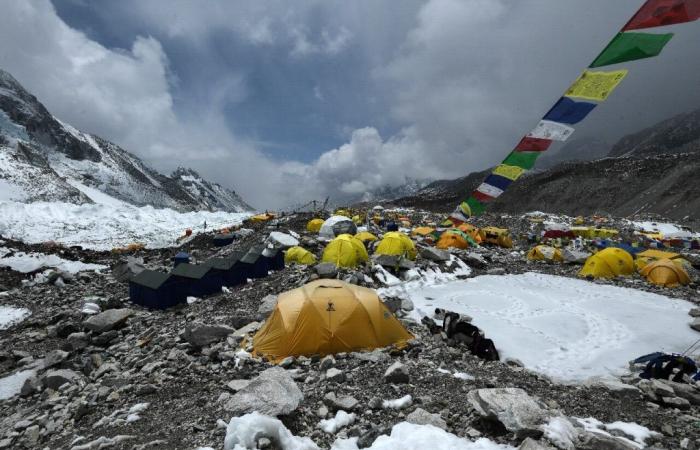 Alors que la glace fond, l’Everest révèle les corps de centaines d’alpinistes.