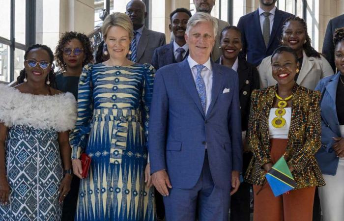 La reine Mathilde en tenue ethnique pour remettre le Prix Afrique
