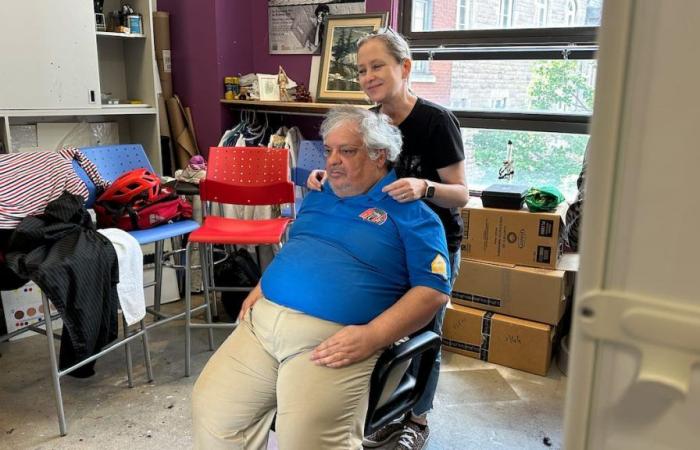 Ces coiffeurs bénévoles sont dépassés par la crise de l’itinérance à Montréal