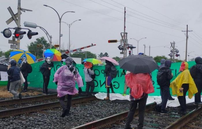 Des militants pro-palestiniens bloquent une voie ferrée à Saint-Bruno-de-Montarville – .