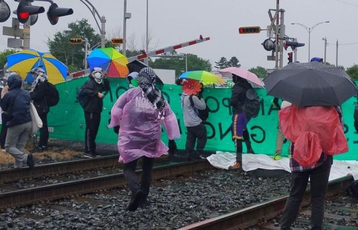 Bruno-de-Montarville | Des manifestants pro-palestiniens bloquent une ligne de chemin de fer