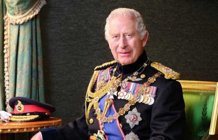 Nouveau portrait officiel du roi Charles III en maréchal, orné de toutes ses distinctions – .