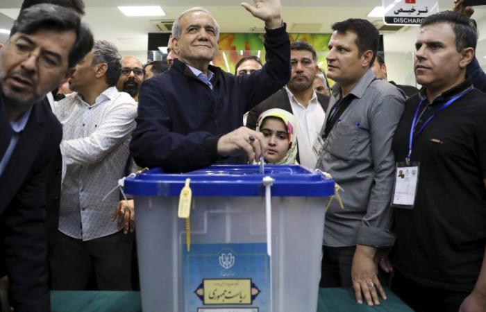 En Iran, l’élection présidentielle se jouera entre un réformateur et un ultraconservateur.