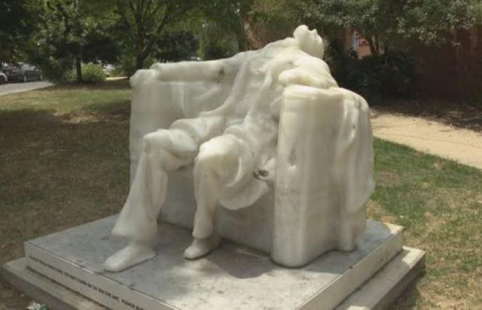 La chaleur fait fondre la statue de l’ancien président – ​​.