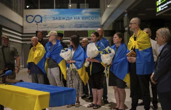 Dix prisonniers ukrainiens retournent à Kiev après des années de captivité