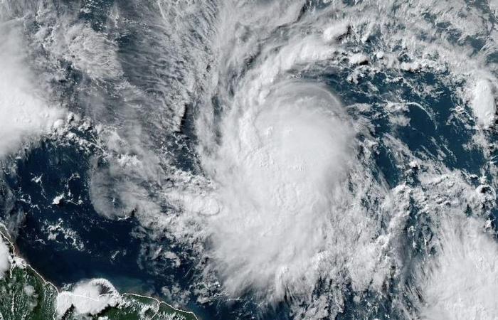 Aux Antilles, Beryl devient le premier ouragan de la saison et menace la Martinique