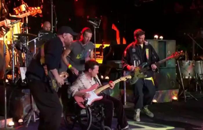 À Glastonbury, Coldplay invite Michael J. Fox sur scène pour un riff de guitare en fauteuil roulant