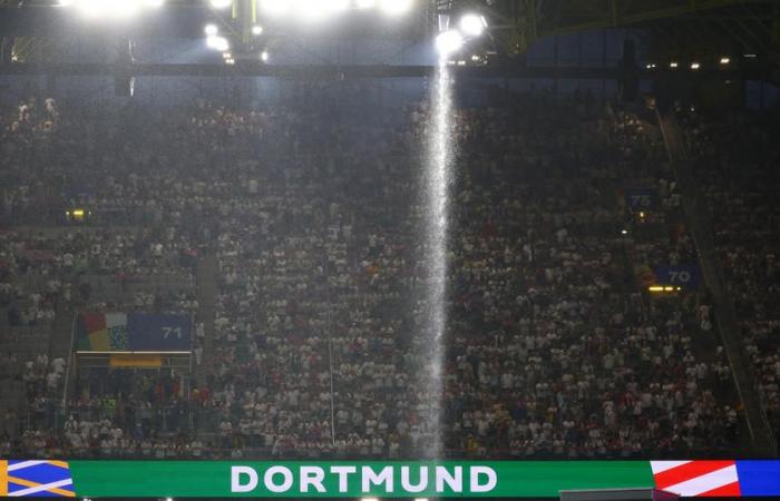 un individu cagoulé arrêté sur le toit du stade de Dortmund après Allemagne-Danemark