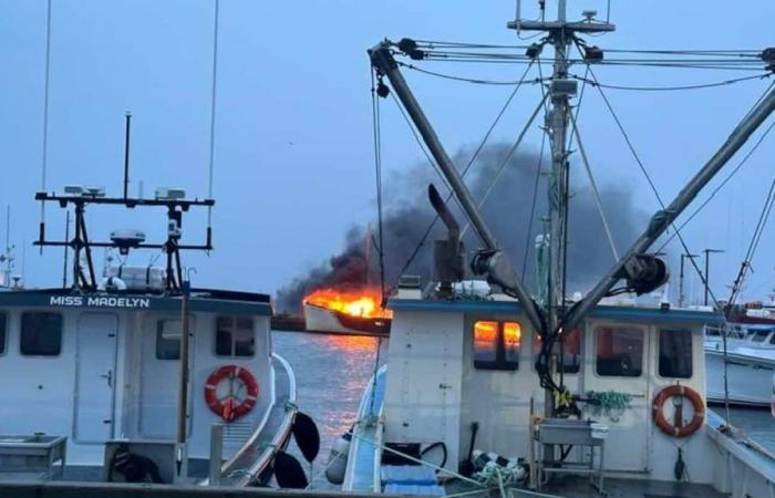cinq bateaux en feu aux Îles-de-la-Madeleine – .