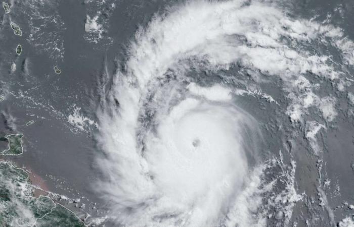 L’ouragan Béryl classé en catégorie 3, avec des vents de 180 km/h au-dessus des Antilles – .