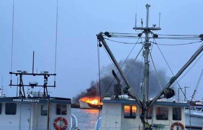 Cinq bateaux de pêche détruits par les flammes aux Îles-de-la-Madeleine