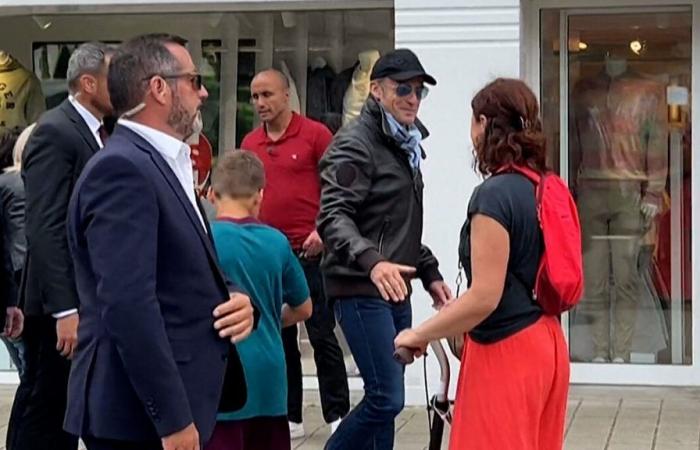 VIDÉO. Veste en cuir, casquette et lunettes de soleil, Macron en tenue décontractée au Touquet