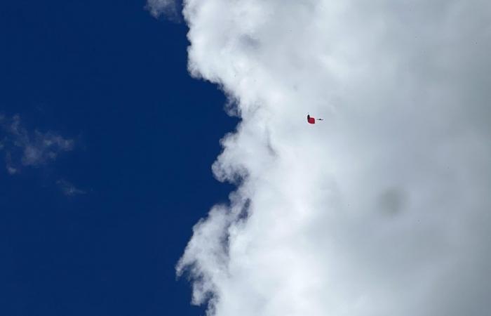 Les parachutistes offrent un spectacle dans le ciel de Moose Jaw – .