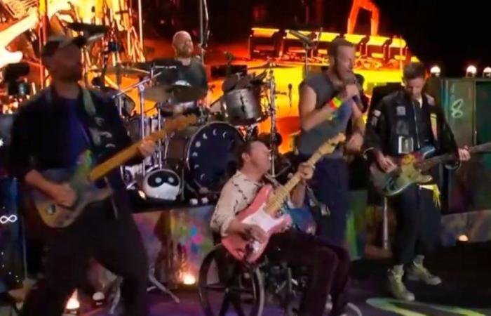 Michael J. Fox se produit en fauteuil roulant avec Coldplay à Glastonbury