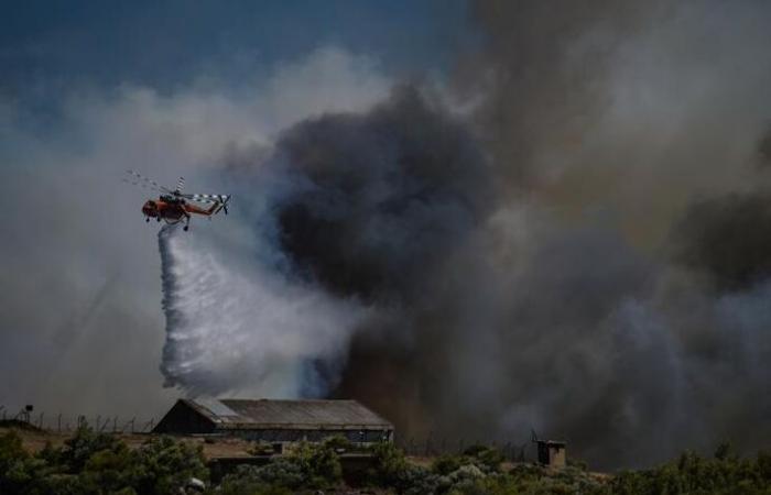série d’incendies de forêt près d’Athènes, été difficile à venir