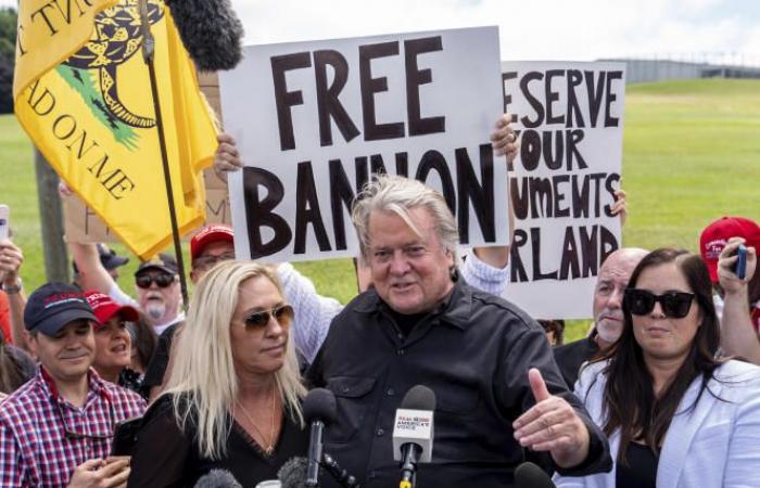 L’ancien conseiller de Trump, Steve Bannon, commence à purger une peine de prison