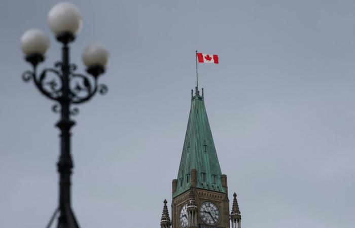Drapeau du Canada | Un siècle d’attente pour un souvenir du Parlement