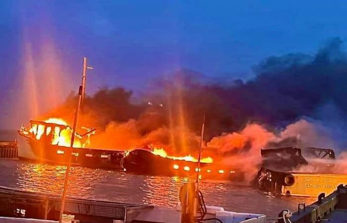 Cinq homardiers détruits par un incendie aux Îles-de-la-Madeleine