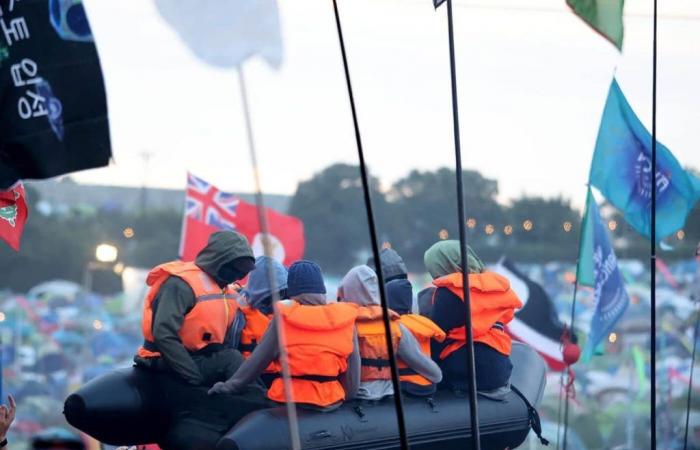 Banksy fait flotter un radeau de migrants au festival de Glastonbury