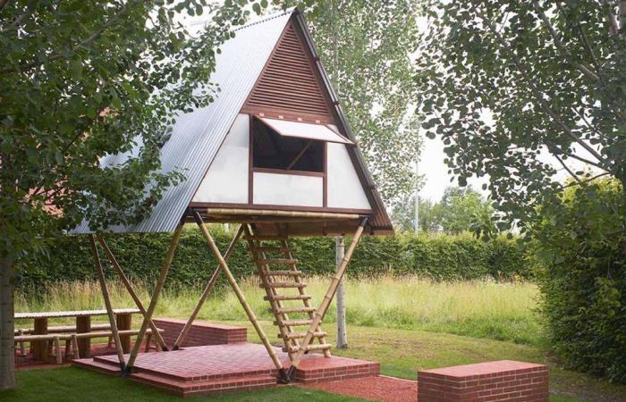 Une petite maison en forme de A sur pilotis pour protéger les habitants des inondations.