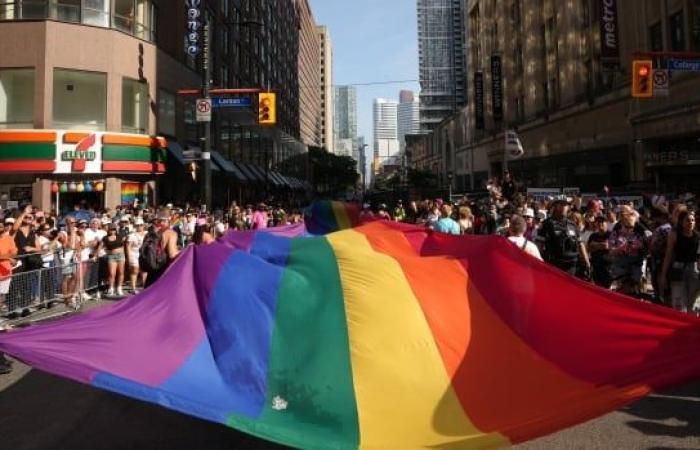 Des milliers de personnes célèbrent la fierté au centre-ville de Toronto dimanche