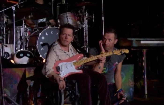 Michael J. Fox arrive sur scène en fauteuil roulant pour jouer avec Coldplay en concert – .