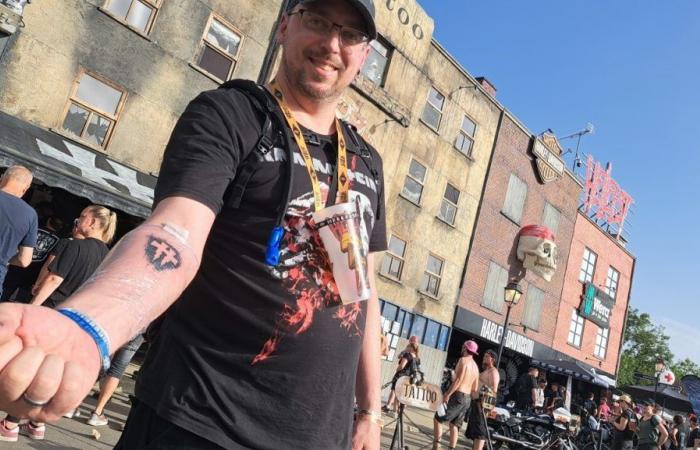 De plus en plus de festivaliers viennent se faire tatouer pour la première fois… au Hellfest
