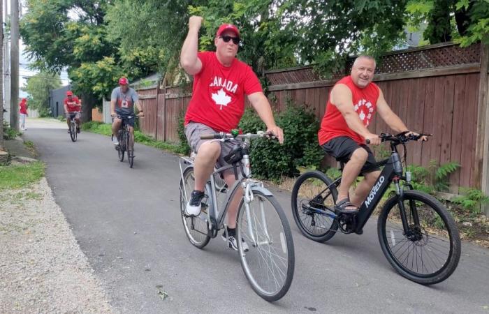 Les amis, la famille et les voisins enfourchent leurs vélos pour la tradition annuelle de la fête du Canada.