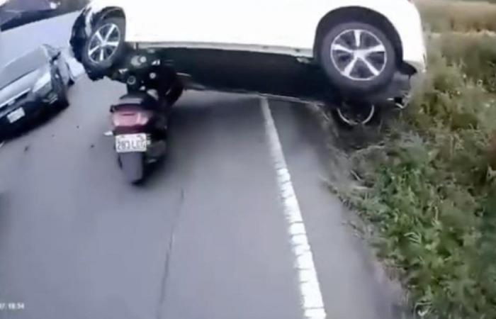 Suite à un accident, ce motard se retrouve dans une situation totalement improbable.