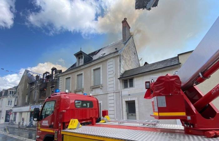 Des bâtiments menacent de s’effondrer après un incendie, plusieurs rues fermées à la circulation – .