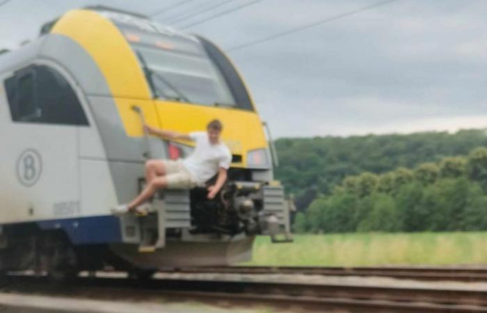 un adolescent s’accroche à l’arrière d’un train en marche – .