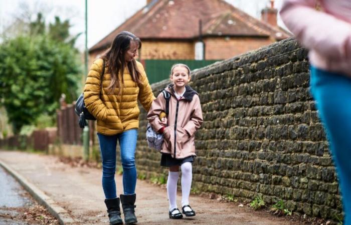 Voici
      5
      questions
      à
      poser
      à
      votre
      enfant
      après
      l’école,
      selon
      un
      expert