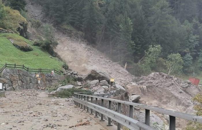 Un
      glissement
      de
      terrain
      recouvre
      une
      route
      cantonale
      dans
      la
      vallée
      de
      Saas