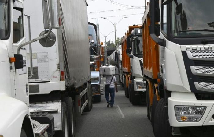 La
      police
      retire
      les
      barrages
      routiers
      de
      certains
      camionneurs