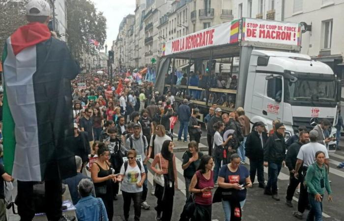 À
      Paris,
      le
      «
      coup
      de
      force
      »
      de
      Macron
      passe
      mal
      –
      Mon
      Blog