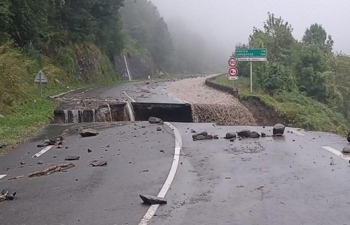 Une
      route
      vers
      l'Espagne
      s'effondre
      après
      une
      pluie
      torrentielle