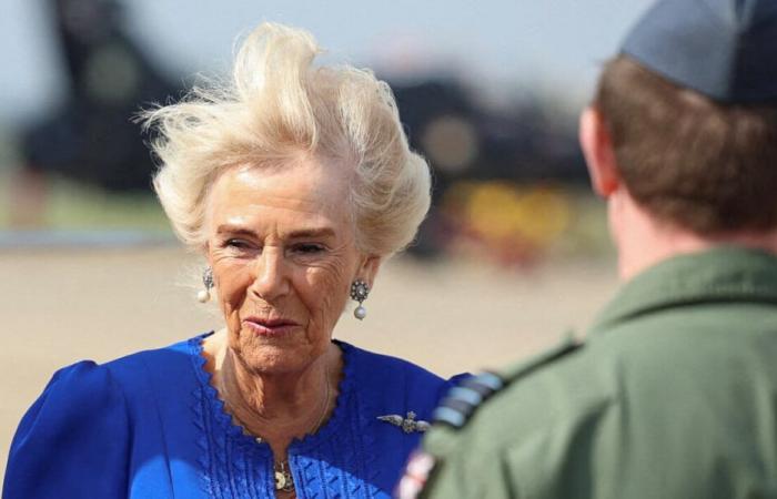 Camilla
      Parker
      Bowles
      secouée
      par
      de
      fortes
      rafales
      de
      vent,
      sa
      sortie
      endiablée
      crée
      le
      buzz